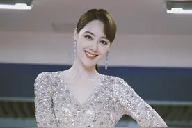 王冠美得真高调，穿亮片连衣裙配低马尾凹造型，被惊艳到了图片