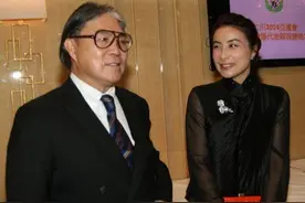 郭晶晶穿黑色礼服配奶奶头，天庭饱满一脸福相，难怪这么讨长辈疼图片