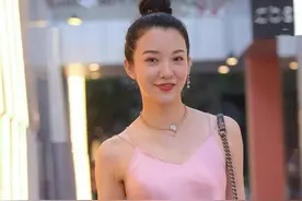 40岁的贵妇，出门敢穿“真丝”睡袍，真够任性的图片