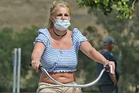 小甜甜布兰妮首秀彪180斤！穿露脐装满身赘肉，25岁鲜肉男友超帅图片