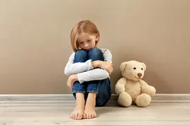 孩子心爱的玩具丢了，再买一个就行？这位爸爸的做法堪称模板图片