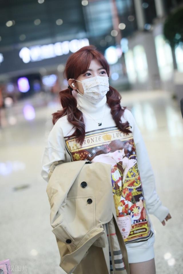 赖美云现身机场,长款印花卫衣搭配高筒靴子甜美可爱