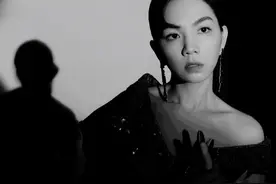 Ella越来越有女人味！穿露肩亮片裙大秀锁骨，网友：美得认不出图片