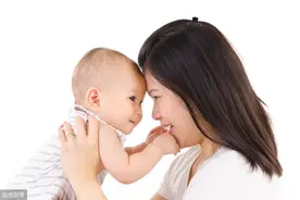 孩子哭闹要抱抱，应不应该拒绝？不要拒绝，你的做法影响孩子一生图片