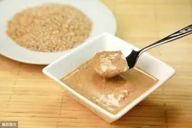 芝麻酱调稀，用油还是用水？大厨一般这样做，味道香浓又细腻图片