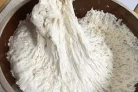 发面时只加酵母，发的慢还不好吃，多加这2样，20分钟就能发满盆图片