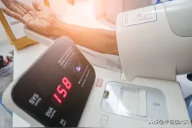 医生提醒：高血压患者，要少吃这1种水果，以免血压控制不好图片
