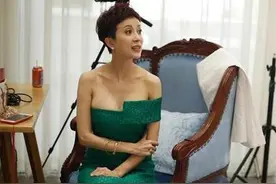 45岁金巧巧太时髦！穿露脐装配短裙带儿子走机场，少女身材抢镜图片