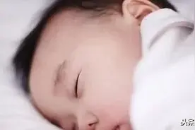 宝宝抬头有规律，“过早过晚”都不行，家长们心里要有数图片