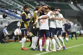 人民日报体育：秦升飞铲使比赛成为肉搏战，申花最后两场还有机会图片