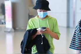 周深示范矮个穿搭，卫衣配牛仔青春时髦，他的这些搭配也可以学学图片