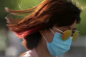 风中即景，女士的头发被大风吹得凌乱图片