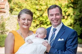 卢森堡四月大王子受洗礼，可爱模样萌翻天，王储后继有人乐开怀图片