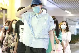 独家街拍：刘宇宁蓝色拼接衬衣+休闲裤+棒球帽，休闲帅气图片