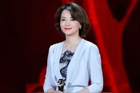 董卿优雅感无敌了，穿蓝色连衣裙配波波头，真是中年女性穿搭典范图片