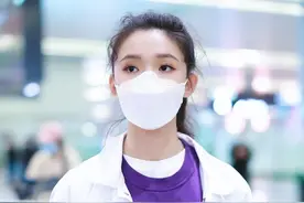林允现身上海，身穿白色外套紧身打底裤，身材曼妙气质温婉甜美图片