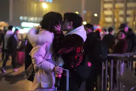 他用4年时间，拍下上万对成都街头接吻的情侣图片