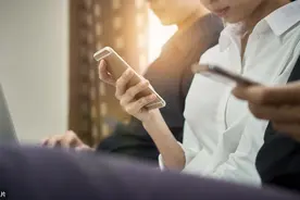 闲下来就刷手机，小伙手僵硬抽筋患上这种病！当心屏幕越大越“费”手图片