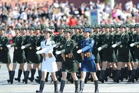 各国女兵方阵谁最美？日本：像刚从写字楼下班的女白领图片