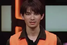 多讽刺？何昶希的2张S卡，对流量爱豆宽容，对实力演员残忍图片