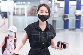邓莎一袭黑色收腰裙现身机场，独自推着行李箱赶路程图片