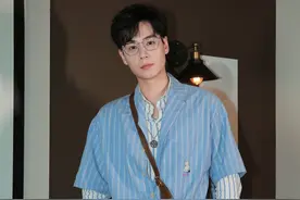 胡一天亮相活动，三七分发型依旧帅气，面带圆框眼镜很斯文图片