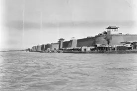 1920年兰州古城墙老照片，靠近黄河的古城墙与兰州黄河铁桥图片