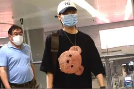 李宇春也有可爱一面？穿小熊T恤配红短裤，双腿细如竹竿惹人羡图片