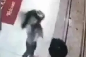 外卖小哥出手制止女子用伞暴击女童 女童家属：家人非常疼爱孩子 莫名其妙被打非常气愤图片