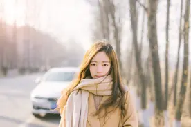 美女用尤克里里弹唱《雨下一整晚》歌声很美图片