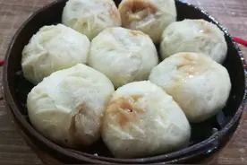 成都开门就排队的酱肉包，2块5一个，1天包3000个不够卖图片