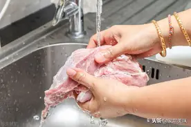 洗猪肉，不要只用清水洗了！教你正确方法，多加2物，干净还去腥图片