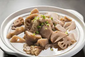炖莲藕汤时，为啥炖不烂还发黑？大厨给你支两招，莲藕鲜香又软烂图片