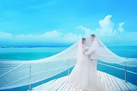 不要命！山东奇葩情侣车流中拍婚纱照，半裸裹床单躺马路图片