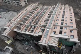 四层自建房倒塌，邻居挖地基太深？还是另有隐情？图片