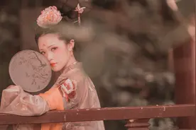 故事：女子被人绑架锁在密室里，谁知她竟在密室之中发现白骨图片