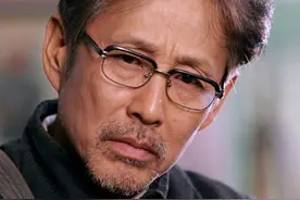 4年前的“神剧”，被“老戏骨”陈道明痛批：到底是抗日还是秀腿图片