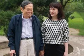 跨越54岁的爷孙恋，是真爱是攀附？女孩：我只是始于才华忠于爱情图片