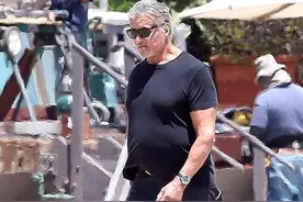 75岁史泰龙可不敢和施瓦辛格较劲了，当年腹肌变肚腩，这回输惨了图片