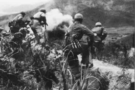 抗战时，日军的恶犬狼青凶猛无比，却被我国一种“笨狗”轻松制服图片