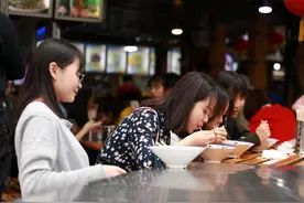 开一家正宗小面加盟费要多少？10万左右能开店吗？老店长来揭秘图片