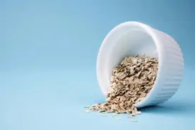 每天冲杯麦片，不仅身体没毛病，还能收获这些好处，三种人需多吃图片