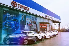 新车直降1.1万，一汽丰田RAV4汽油/双擎版落地价谁划算？图片