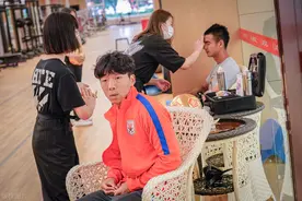 鲁能泰山拍摄全家福花絮，李霄鹏西装革履，队员们笑开花图片