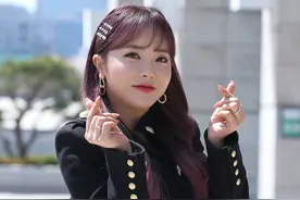 神仙发色！韩国女歌手洪真英录制节目双手比心图片