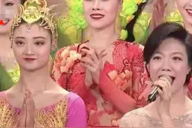 春晚伴舞笑点多：“鸟哥”表情夸张太抢镜，粉衣小姐姐撞脸周洁琼图片