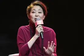 倪萍老得很真实，穿枣红色“奶奶袍”优雅大气，佛系穿搭好有范图片