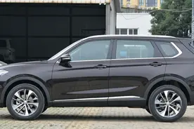 中华V7投资36亿打造，231马力才卖12万，4米7车身18寸轮毂图片