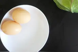 简单易学的家常茴子白粉条包子,皮薄馅多,鲜香无比,动手做起来。图片