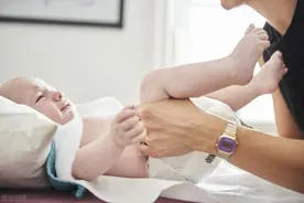 新生儿用传统尿布好，还是尿不湿好？三个注意要知道，别坑娃图片